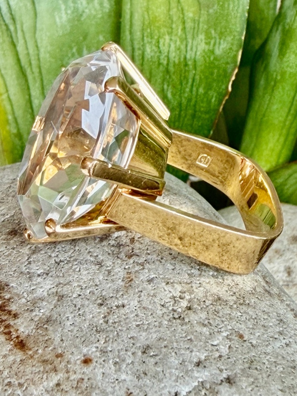 18 karat gold and quartz ring